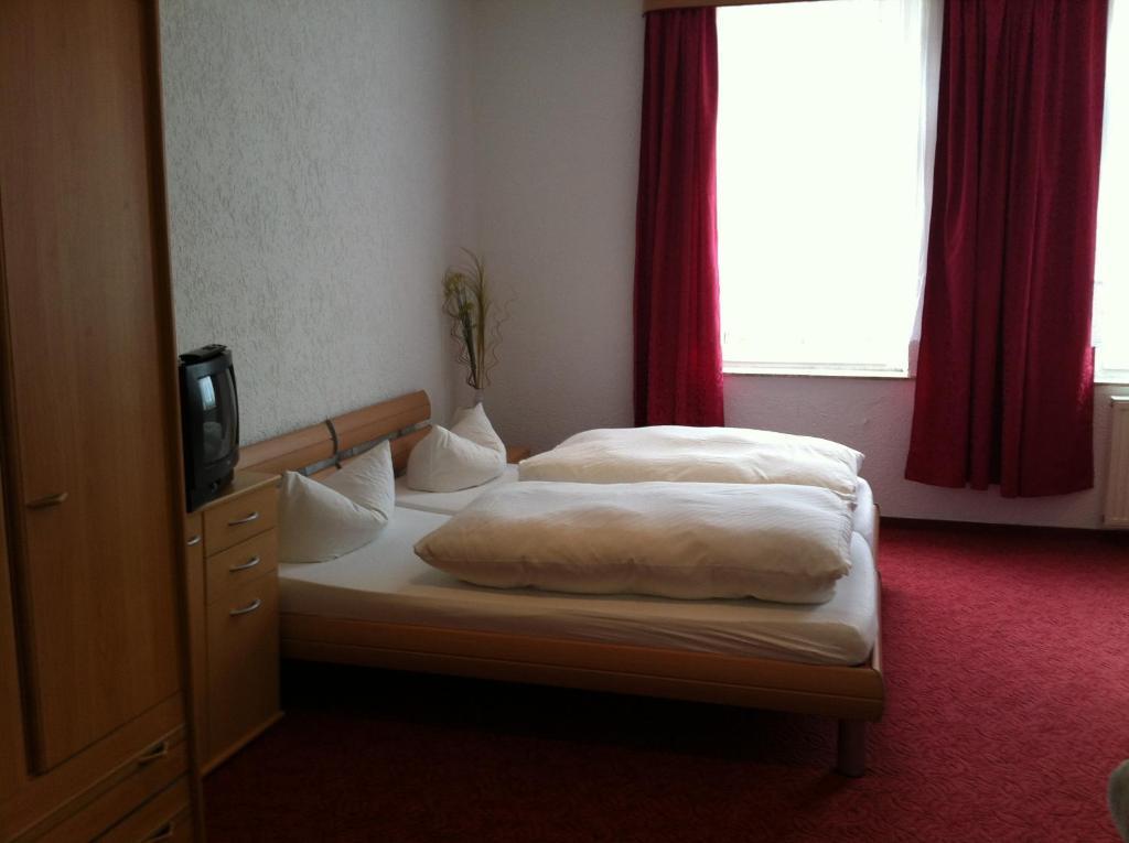 Hotel Zum Goldenen Loewen Merseburgo Habitación foto